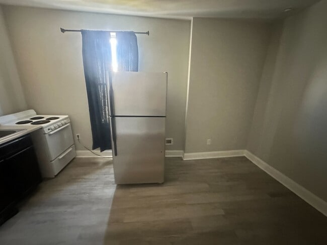 Building Photo - 1325 N 49th St