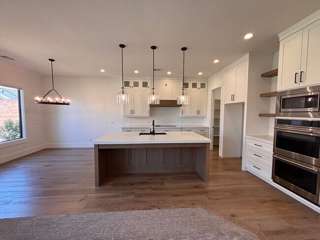 Building Photo - Beautiful 5 bed | 4 Bath | 3 Car Garage