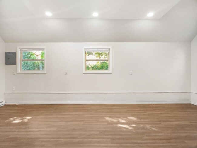 Building Photo - Charming Studio Near Downtown Bellevue wit...