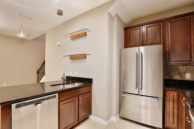 Building Photo - Gorgeous 4/2.5 Spacious Townhome with a Lo...