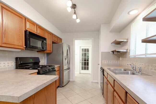 Building Photo - Cozy 3/BR 2/BA Home with Fireplace, Washer & Dryer Included