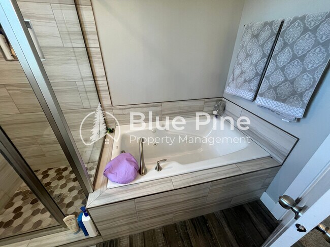 Building Photo - 6028 Fox Run Dr
