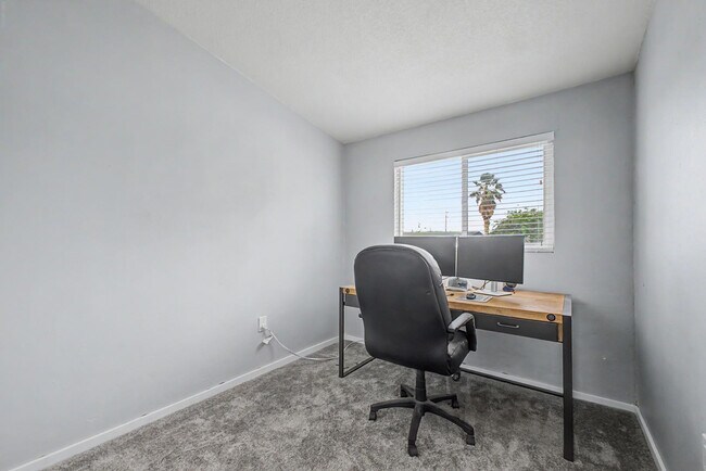 Building Photo - 2025 E Howe Ave