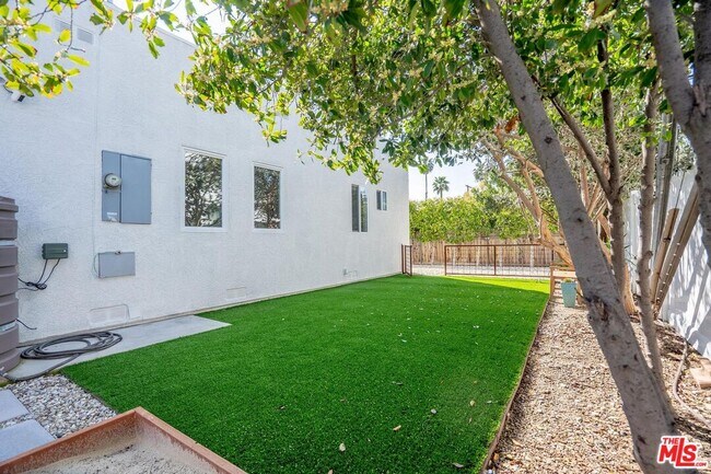 Building Photo - 5705 Jamieson Ave