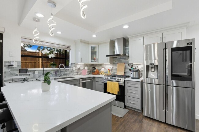 Building Photo - Welcome to elegant living in the heart of ...