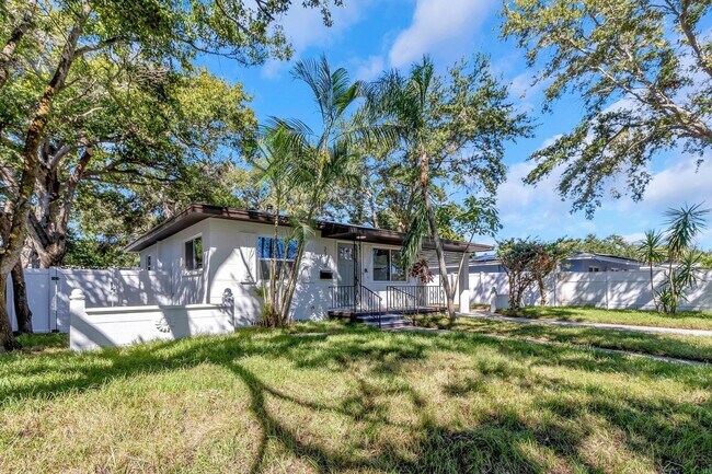 Building Photo - 2710 Boca Ciega Dr N