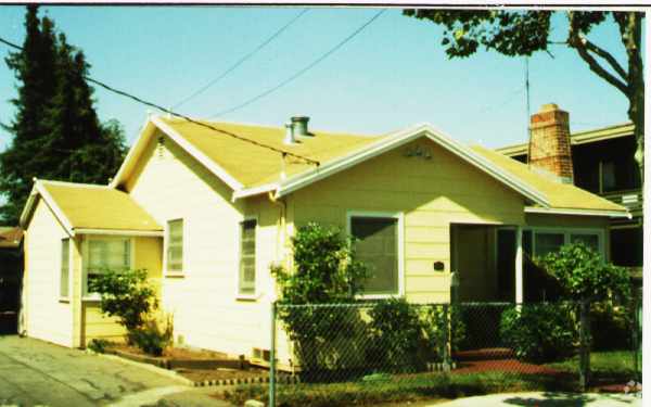 Building Photo - 1030-1032 Adams St