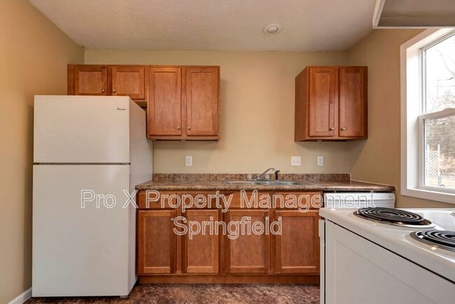 Building Photo - 652 N Belview Ave
