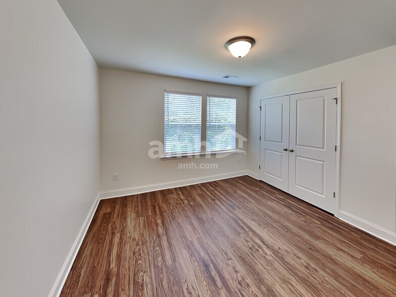 Building Photo - 586 Slew Dr