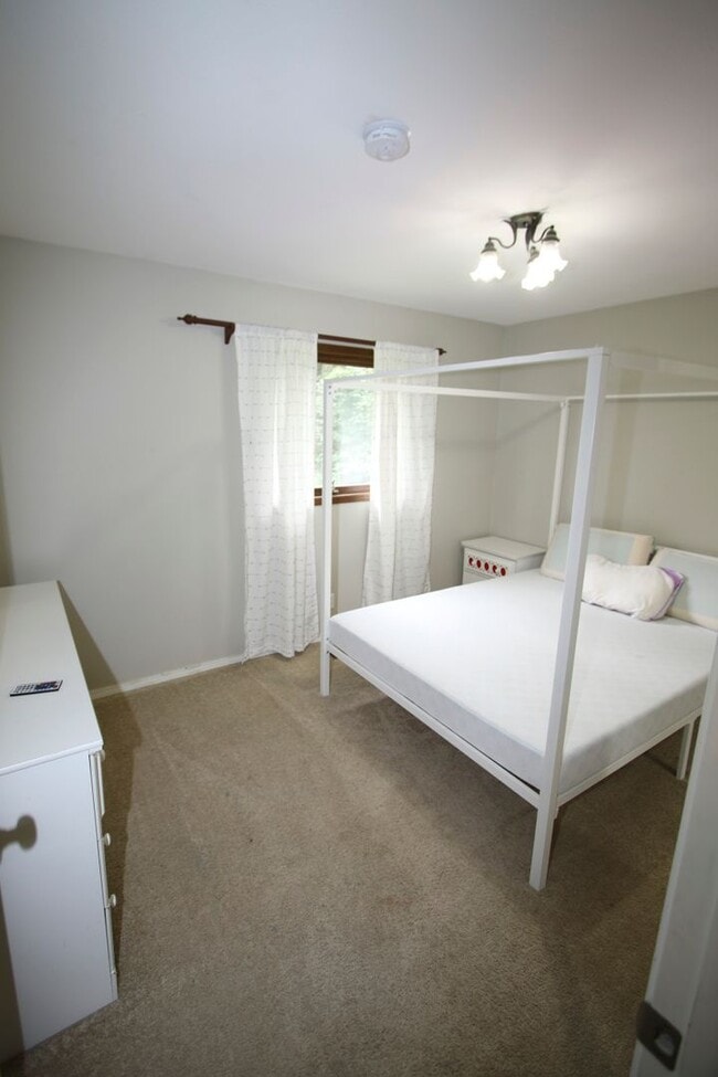 Building Photo - 3 Bedroom Home in Eagle River w/ Fenced Backyard!