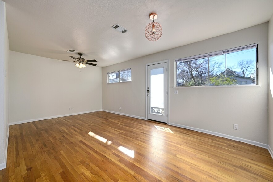Building Photo - 1709 Ulit Ave