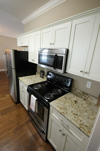 Building Photo - 104 Robbins Cir