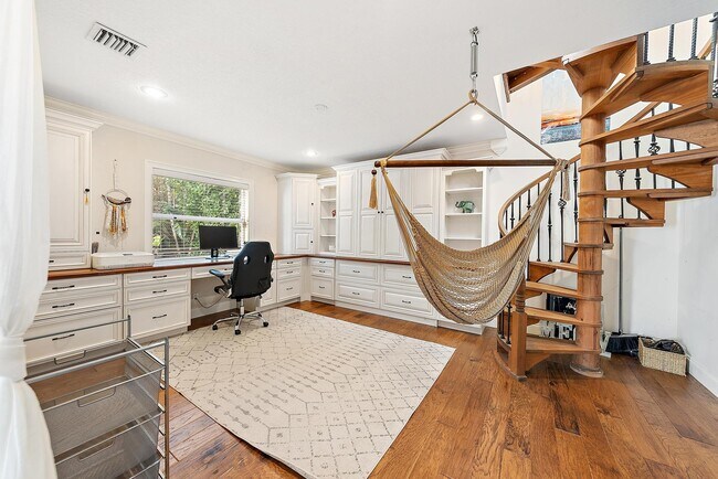 Building Photo - 542 N Cypress Dr