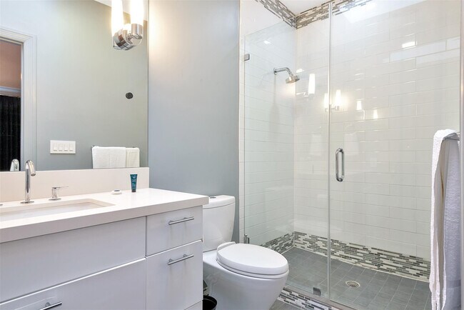 Building Photo - 3050 NE 43rd St