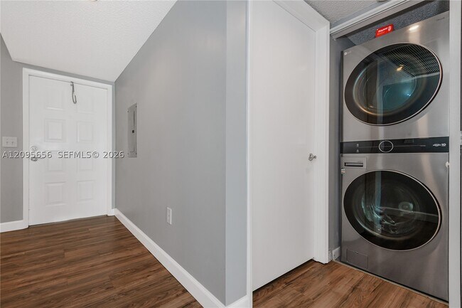 Building Photo - 550 SW 138th Ave