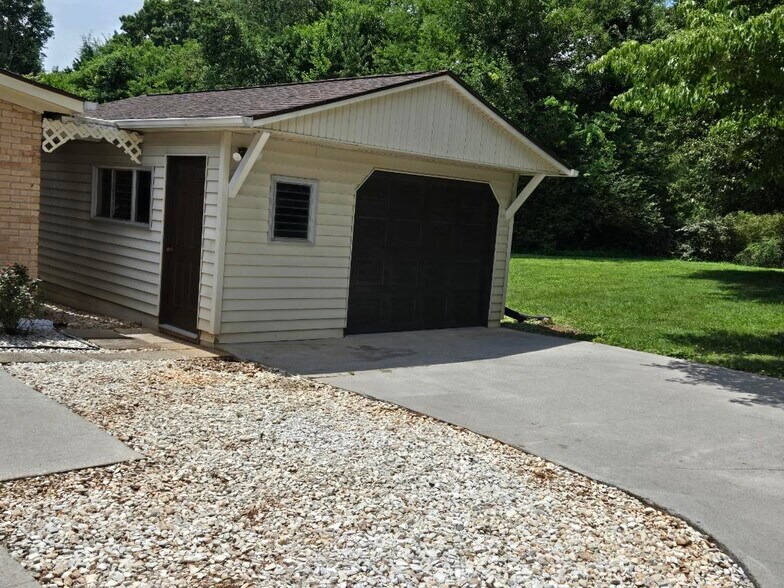 Building Photo - 11617 S Williamsburg Dr