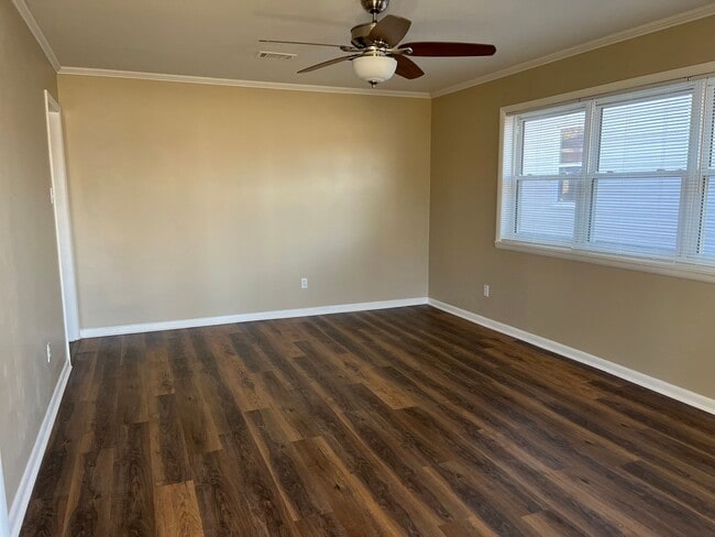 Building Photo - 3 Bed 1.5 Bath Home