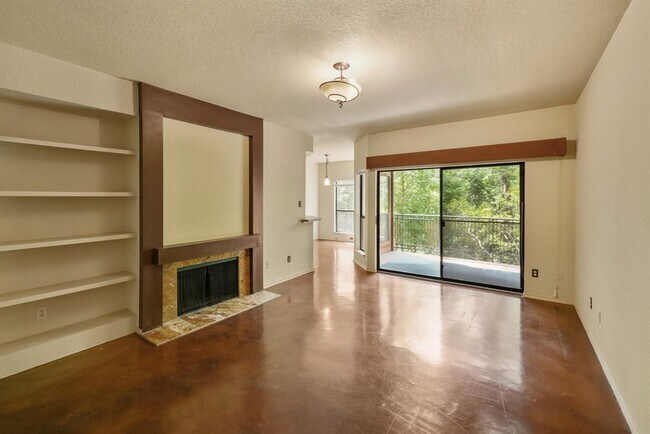 Building Photo - 4711 Spicewood Springs Rd