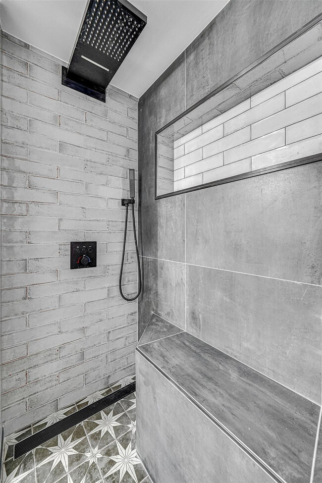 Building Photo - 2021 SE 10th Ave