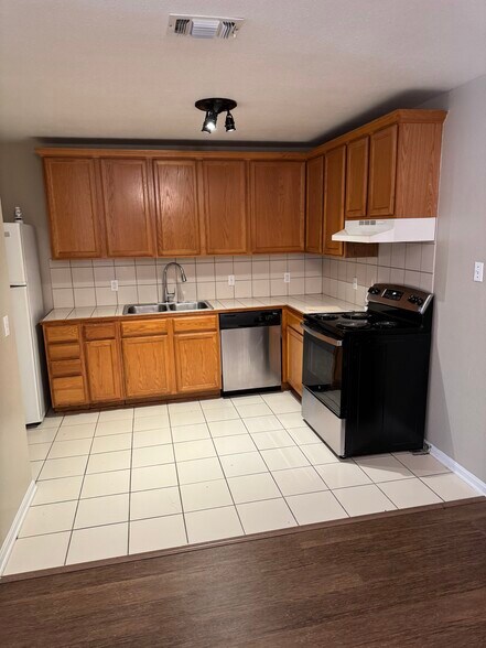 Building Photo - 1910 Monte Cristo Way