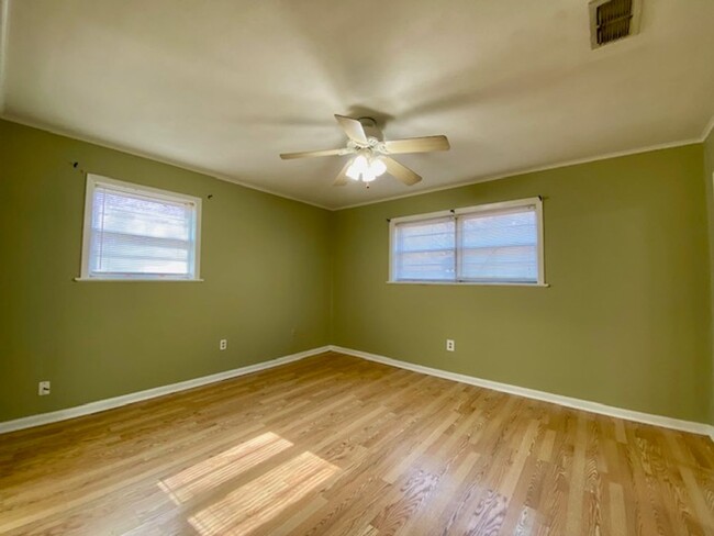 Building Photo - Beautiful 4 Bedroom 2 Bath 2 Story Home in...