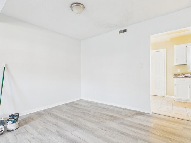 Building Photo - 8811 Hunter Ridge Dr