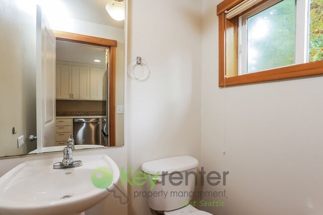 Building Photo - 3-Bedroom Beauty with Fenced Yard and Flex...