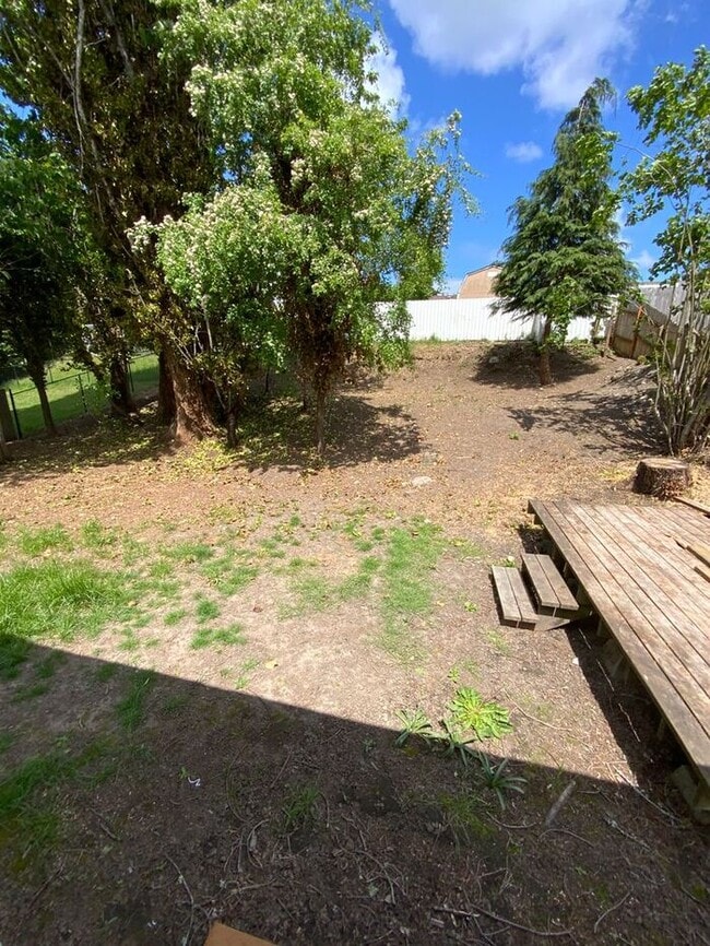 Building Photo - Tacoma home 3bdr 1.5 bath 1 car garage att...