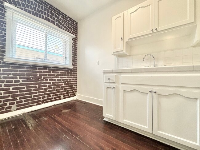 Building Photo - 147 Normandie Ave