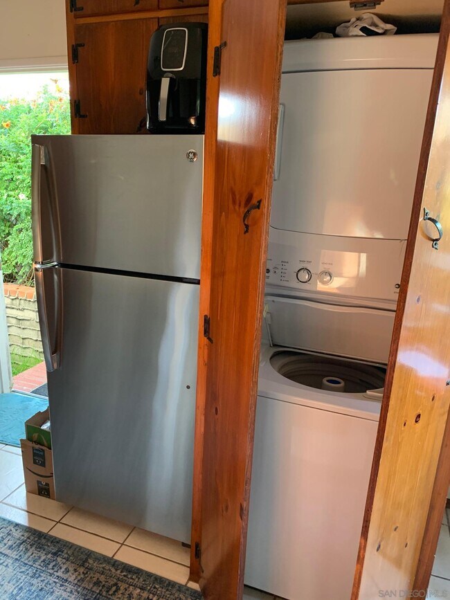 Building Photo - 4715 Del Mar Ave