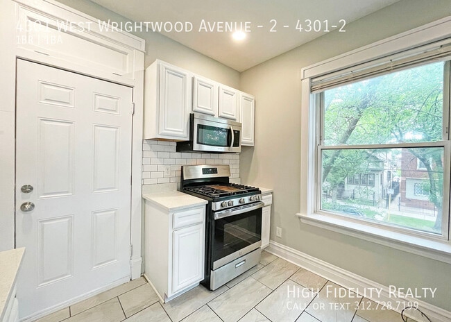 Building Photo - 4301 W Wrightwood Ave