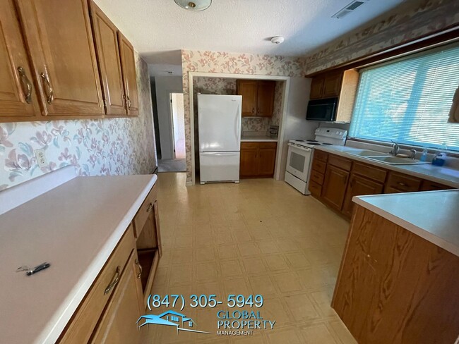 Building Photo - 3 Bedroom Home with Lake View – Camdenton, MO