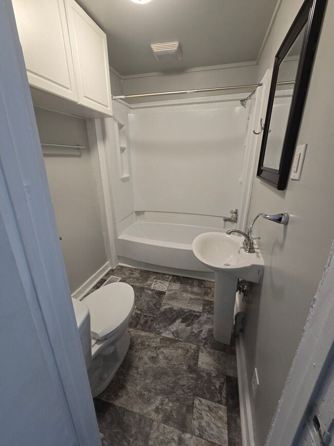 Building Photo - Two Bedroom W/ Den Home located near Oliver Street and Kentucky Avenue