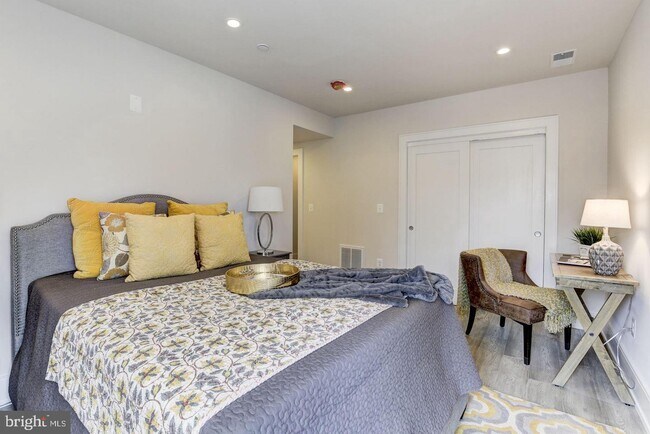 Building Photo - 525 Park Rd NW