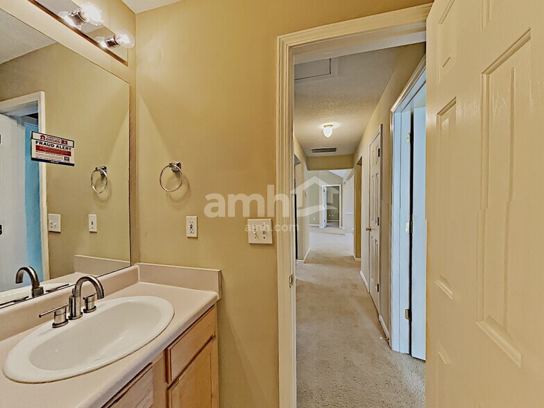 Building Photo - 702 Fletcher Dr
