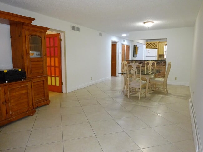 Building Photo - 605 S State Rd 7