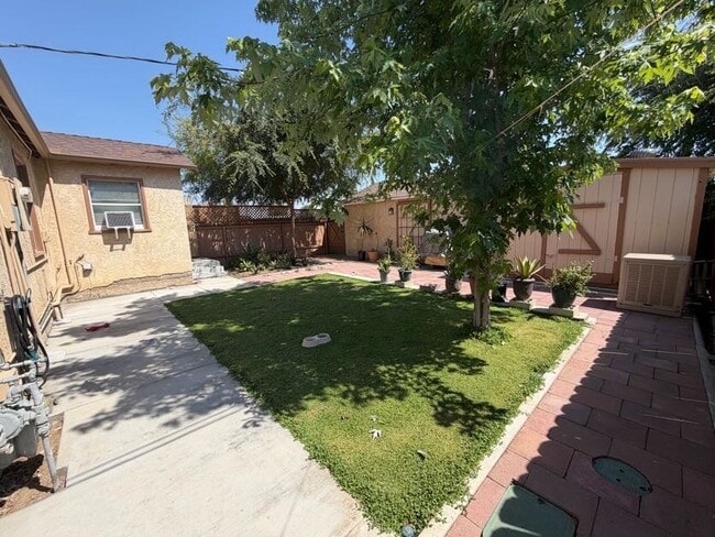 Building Photo - 901 Castaic Ave