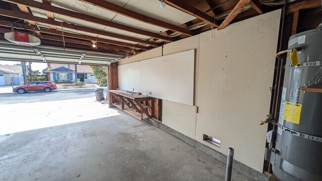Building Photo - Move In Special!!!   Refreshed Single Level Home