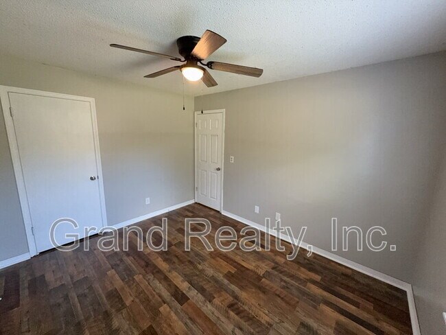 Building Photo - 5621 Lia Dr