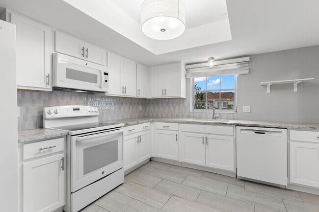 Building Photo - "Spacious 2-Bed, 2-Bath Condo Oasis in Prime Clearwater Location – 55+ COMMUNITY