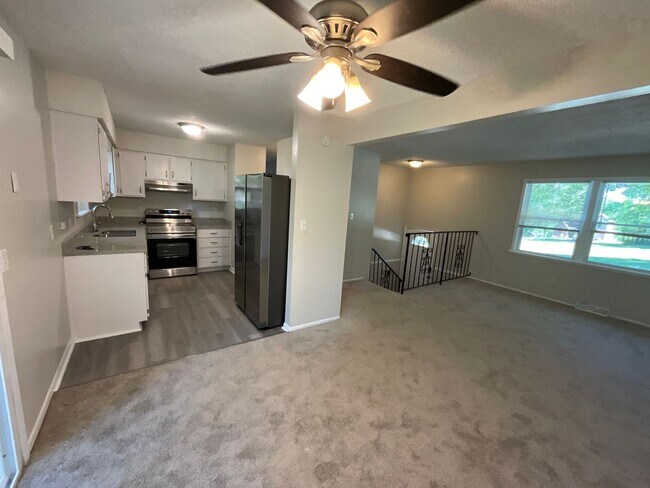 Building Photo - Beautiful three bedroom with fenced in yard