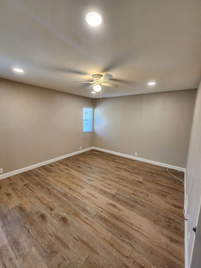 Building Photo - 16598 Bernardo Oaks Dr