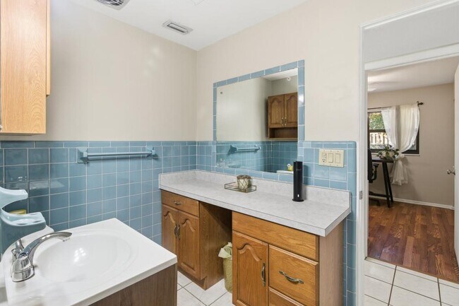 Building Photo - 1411 Crest Dr