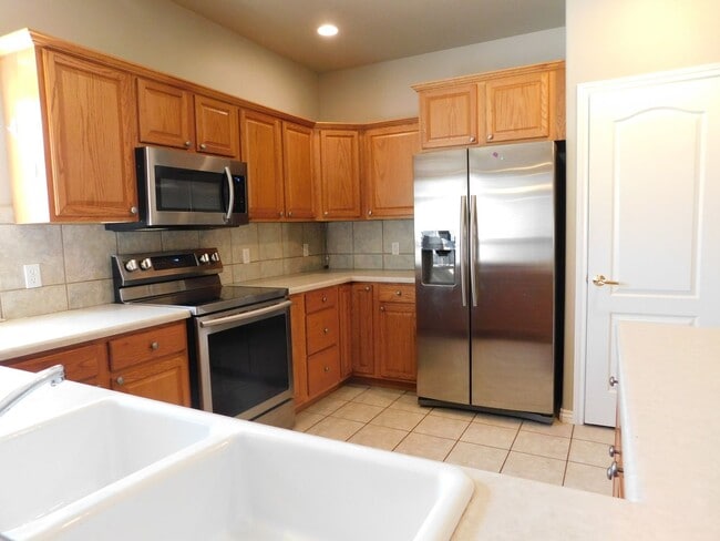 Building Photo - TWO WEEKS FREE RENT IN FOUNTAIN GREENS!