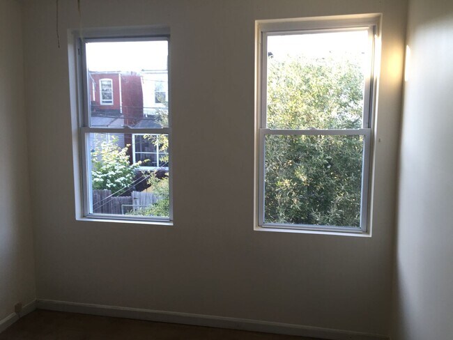 Building Photo - 3 bedroom row house located in desirable H...