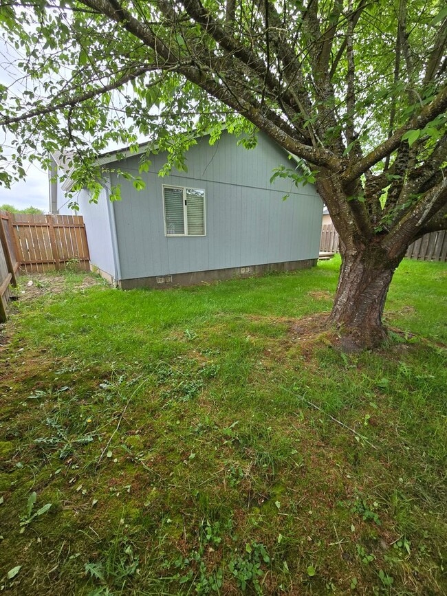 Building Photo - Pet Friendly, Single Level 3bed : 2bath Ho...