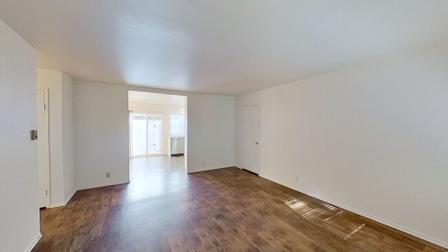 Building Photo - Lovely 3 Bedroom 1 Bathroom Condo in Woodb...