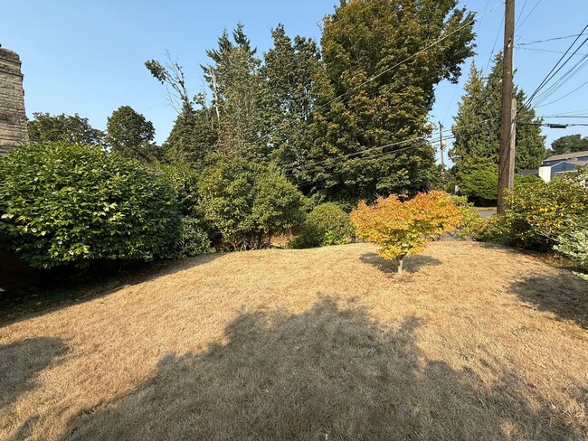 Building Photo - 2 Bedroom 2 Bathroom + Den Magnolia House!