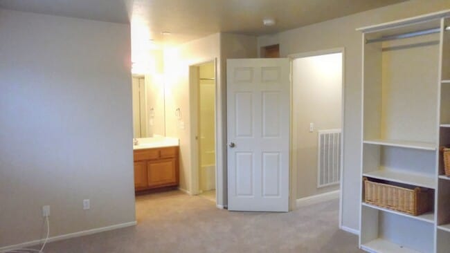Building Photo - Charming 2 Bed/2 Bath Townhouse In Redlands!