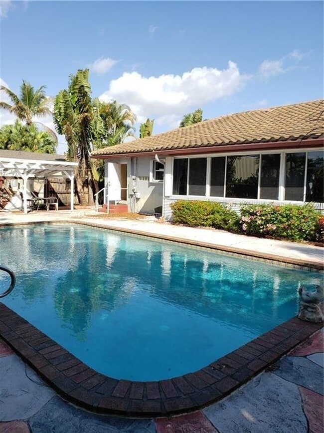 Building Photo - 516 NE 23rd St